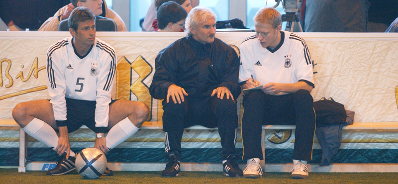 Interview mit Bundestrainer Rudi Vller 2004, links: Michael Skibbe